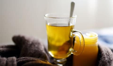 Ein Glas heißer Tee bei Erkältung